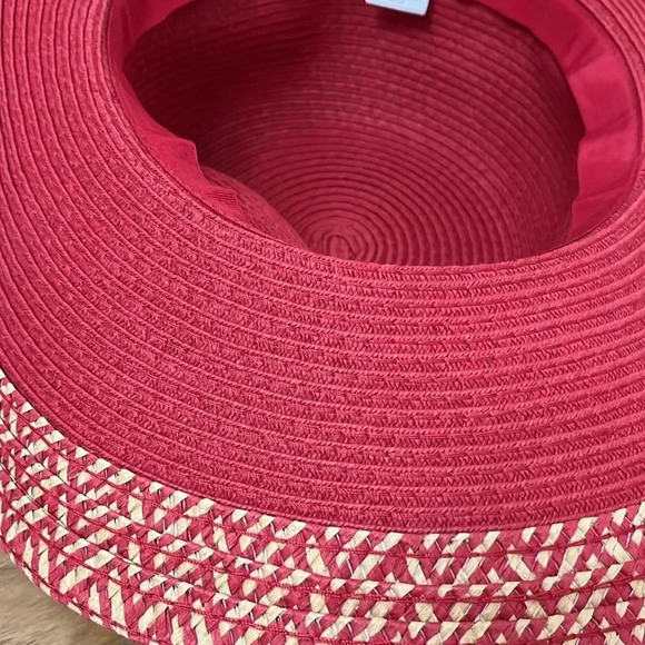 Flat Top Red Hat Hook Closure - Picture 2 of 2